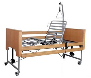Cama articulada con ruedas y barandillas laterales